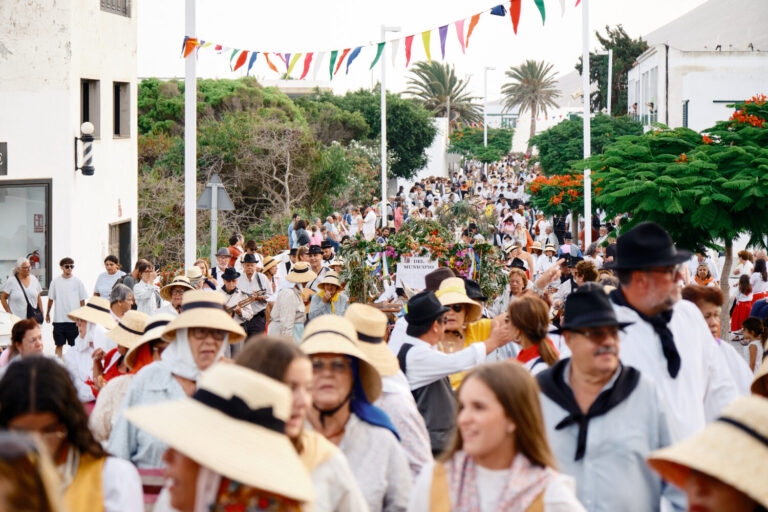 San Bartolomé vive una romería multitudinaria en honor a su patrón