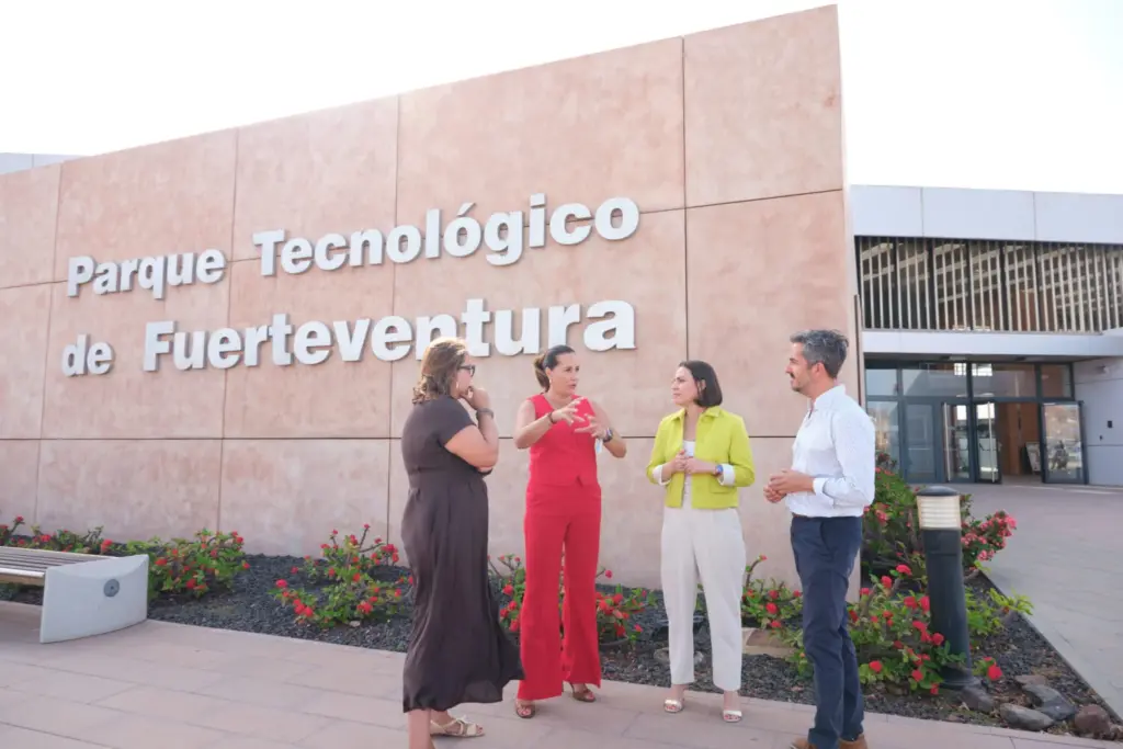 La presidenta del Cabildo de Fuerteventura, Lola García, junto a representantes del Gobierno de Canarias, durante la firma del convenio en las puertas del Parque Tecnológico de Fuerteventura.
