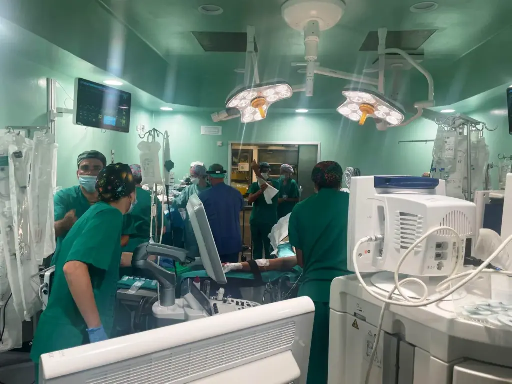 Sanitarios del Hospital Universitario Doctor Negrín durante una intervención de trasplante de pulmón