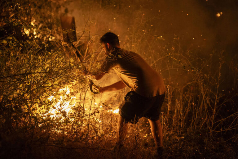 Evacuaciones, cortes y reactivación de incendios en varias provincias