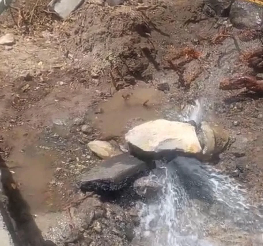 Una avería en la red de agua en Santa Cruz de Tenerife afecta a 20.000 personas. Imagen de la rotura ocasionada durante la ejecución de las obras en la Rambla de Santa Cruz. Ayuntamiento Santa Cruz de Tenerife.