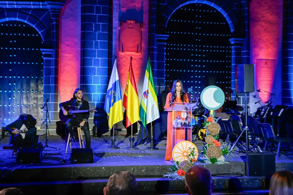 La cantante Raquel del Rosario, durante su pregón en las Fiestas del Pino 2025 | Ayuntamiento de Teror