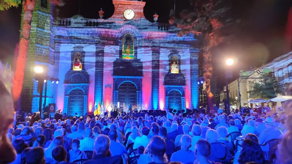 La plaza del Pino, abarrotada durante el acto de lectura del pregón 2025 | Ayuntamiento de Teror