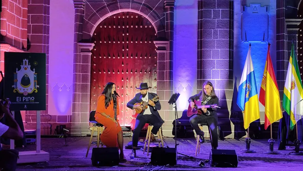 Raquel del Rosario durante su actuación junto a los músicos Althay Páez y Juan Carlos Trujillo | Ayuntamiento de Teror