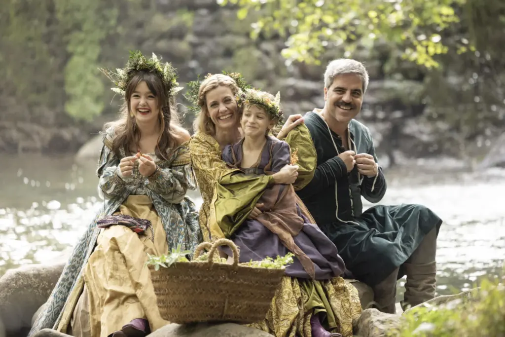 Una familia enganchada a la tecnología deberá sobrevivir en la Edad Media en esta comedia protagonizada por Ernesto Sevilla (d) y Alexandra Jiménez (2i) que parte de la premisa de que "muchos niños pedirían que desaparecieran las pantallas y tener más atención", dice su directora, Mar Olid. EFE/ david herranz/ Sony.