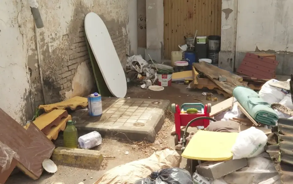 Residuos abandonados en una calle de Arucas