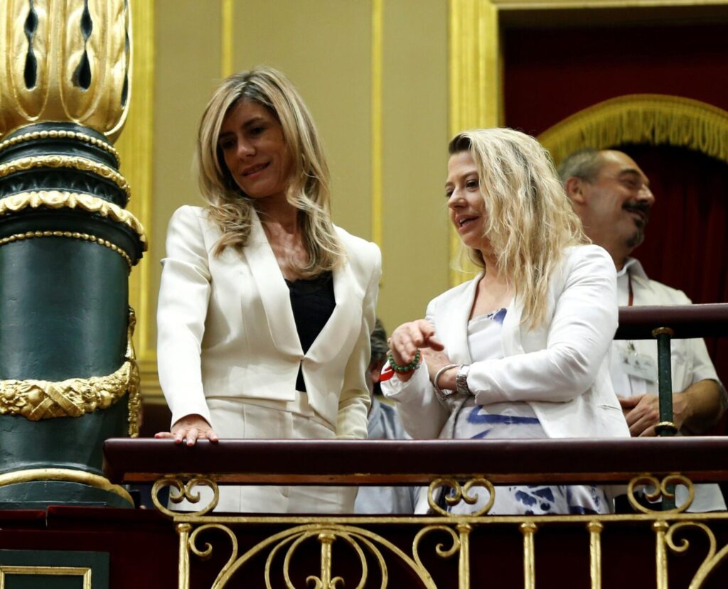 Begoña Gómez pide que se informe sobre anteriores asistentes de cónyuges de presidentes. Arriba, imagen de archivo de Begoña Gómez (i), junto a asesora en la Moncloa, Cristina Álvarez (d). EFE/ Emilio Naranjo.