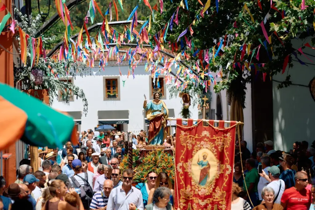 La imagen de San Bartolomé recorre las calles del barrio de Fontanales
