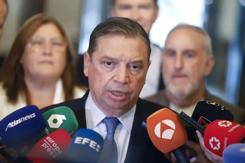 El ministro de Agricultura, Pesca y Alimentación, Luis Planas, atiende a los medios de comunicación antes de comparecer ante la comisión de Agricultura, Ganadería y Alimentación en el Senado, a petición del PP, este viernes