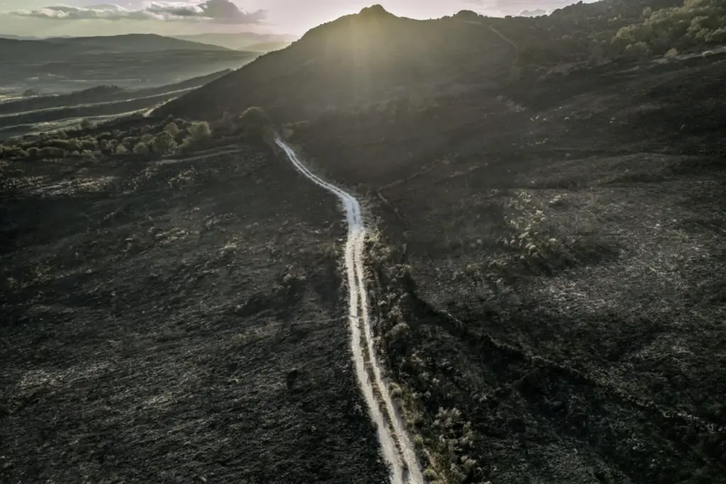 Vista aérea de la superficie calcinada en A Mezquita (Ourense), que quemó más de 10.000 hectáreas.