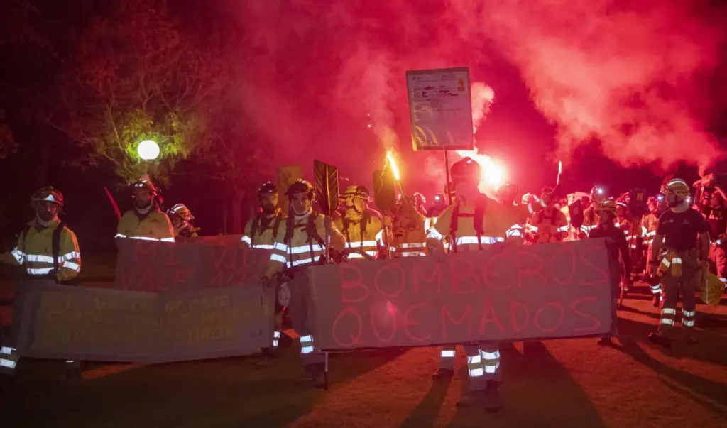 Cerca de 400 personas han participado en la manifestación celebrada este viernes en Soria liderada por los bomberos forestales de la provincia para rendir homenaje al compañero fallecido en León y reivindicar mejores condiciones y más medios en la extinción de incendios