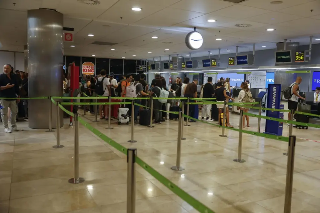 Imagen de archivo de pasajeros facturando en los mostradores de Ryanair.