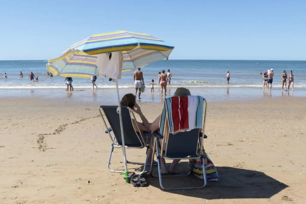 Imagen de archivo de bañistas en una playa