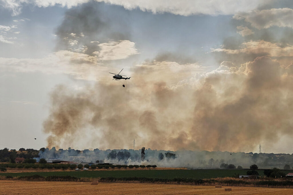 Miles de evacuados, un muerto y dos detenidos por los incendios forestales que asolan España. En la imagen de arriba, un incendio se ha declarado este martes en el municipio toledano de Calera y Chozas, en la comarca de Talavera de la Reina. EFE/Manu Reino