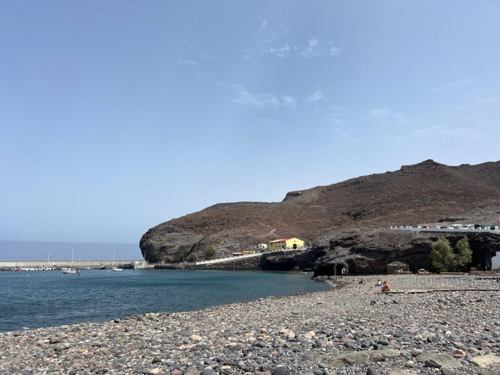 Canarias afronta su primera ola de calor con temperaturas de 40 grados. Imagen de este miércoles en la playa de La Aldea.RTVC.