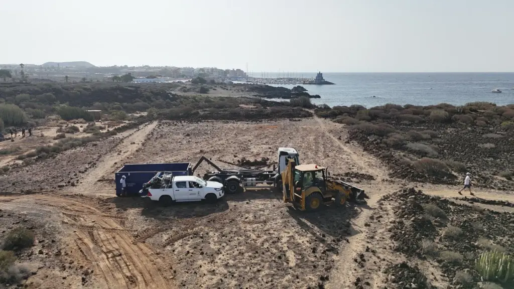 El Ayuntamiento de Arona actúa en la playa de Los Enojados para recuperar el entorno natural