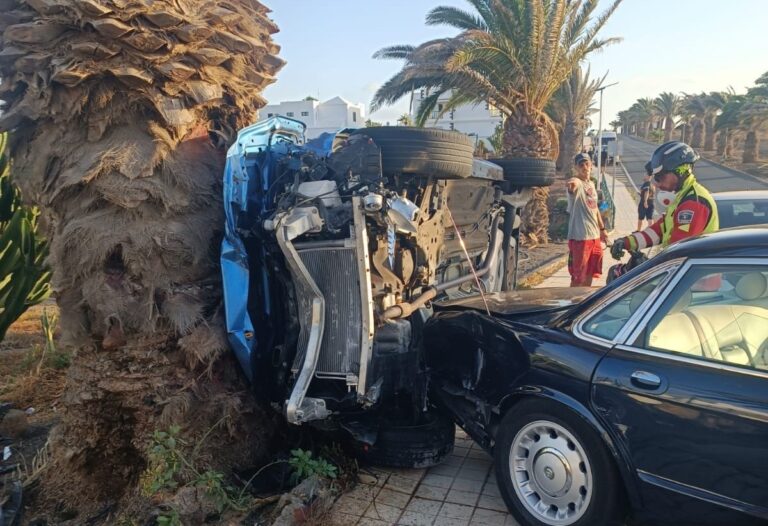 Vuelca un vehículo tras una colisión en Costa Teguise