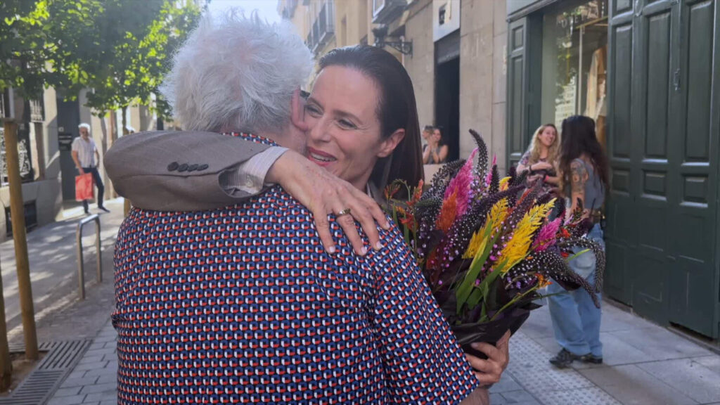 Almodóvar reparte flores entre sus intérpretes en el fin de rodaje de 'Amarga Navidad'