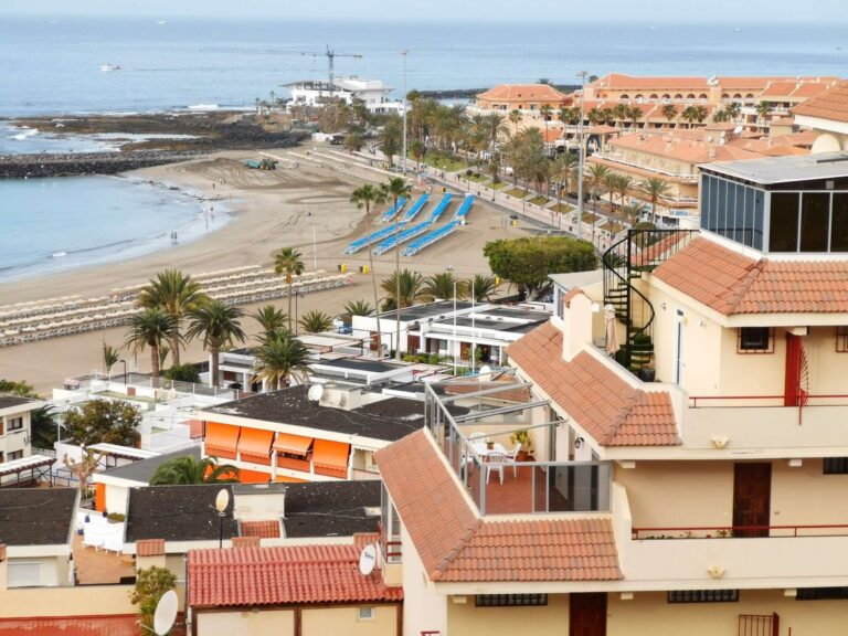 Herido un menor de 2 años tras precipitarse accidentalmente desde un tercer piso en Arona