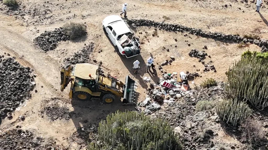 El Ayuntamiento de Arona actúa en la playa de Los Enojados para recuperar el entorno natural