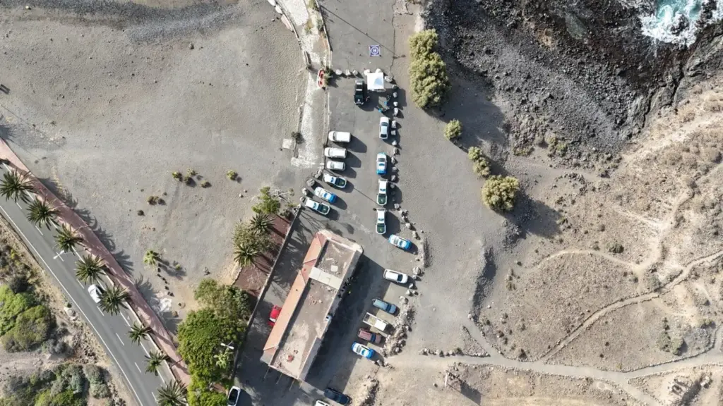 El Ayuntamiento de Arona actúa en la playa de Los Enojados para recuperar el entorno natural