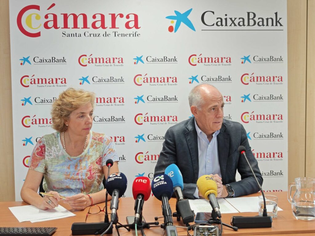 La directora general de la Cámara de Comercio de Santa Cruz de Tenerife, Lola Pérez, junto al presidente cameral, Santiago Sesé