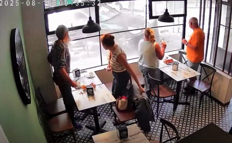 Accidente: se queda a metros de empotrarse contra una cafetería