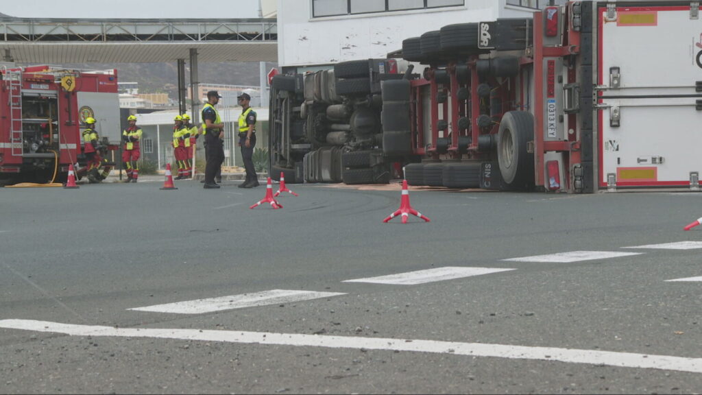 Vuelco de un camión en el Puerto de la Luz y Las Palmas