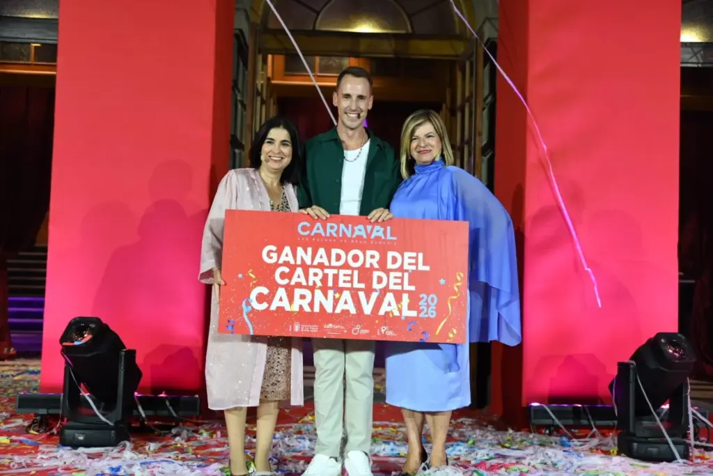 El diseñador del cartel del Carnaval 2025, Néstor Santana Benítez, junto a la alcaldesa Carolina Darias y la concejala Inmaculada Medina