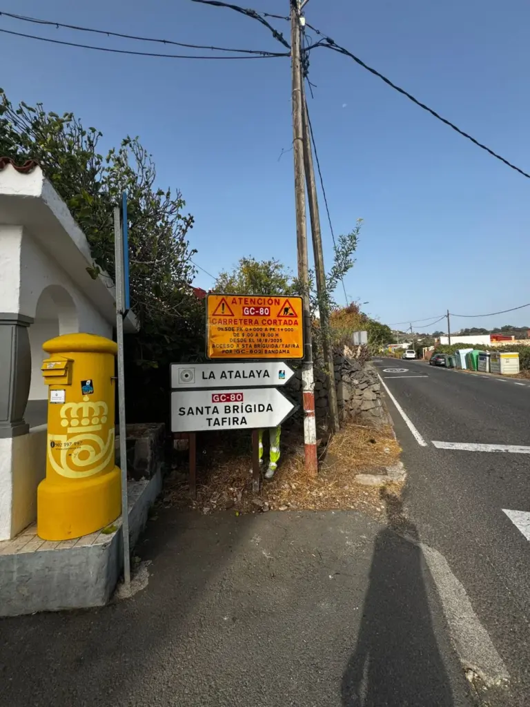 Los vecinos de La Atalaya se quejan de los cortes de carretera. Carteles de advertencia debido a los cortes en La Atalaya/ Cabildo de Gran Canaria.