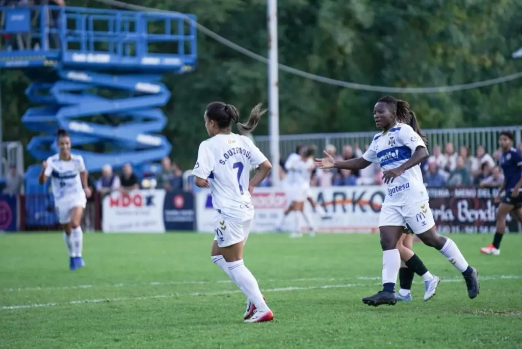 CD Tenerife al DUX Logroño en el último partido de pretemporada (0-1). Un momento del partido. Imagen: Costa Adeje Tenerife Femenino.