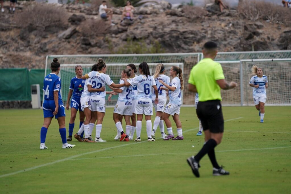 Las jugadoras del Costa Adeje Tenerife celebran uno de los tantos que firmaron la contundente victoria ante el CD Argual en su primer amistoso de pretemporada.