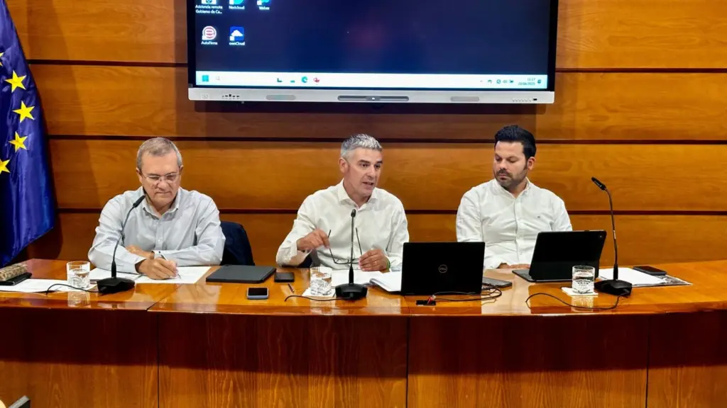 El consejero de Agricultura, Ganadería, Pesca y Soberanía Alimentaria del Gobierno de Canarias, Narvay Quintero; eal viceconsejero de Sector Primario del Gobierno de Canarias, Eduardo García y el consejero insular de Sector Primario del Cabildo de Tenerife, Valentín González durante su intervención anunciando las medidas de prevención ante la filoxera
