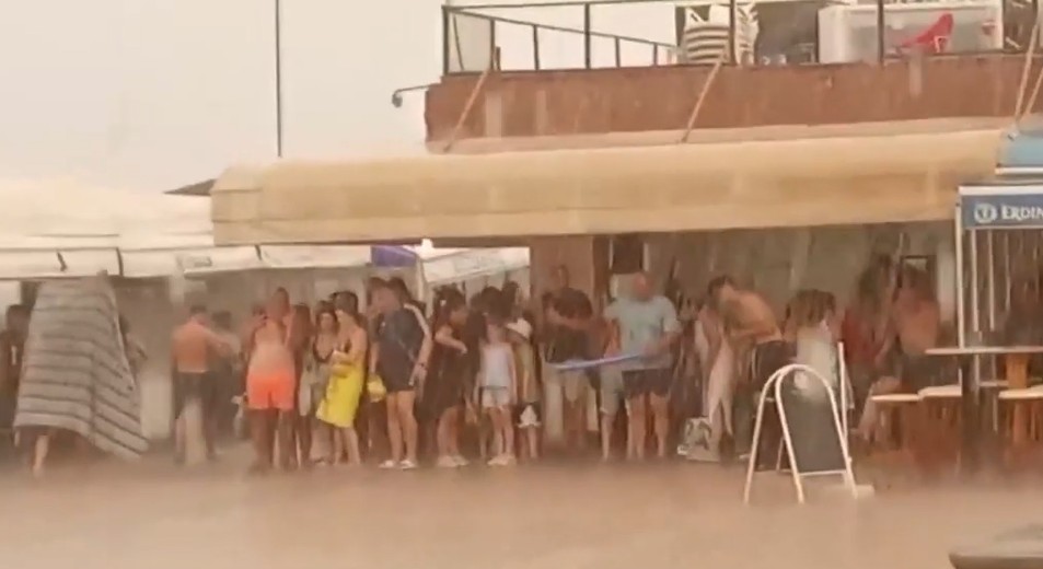 Una tormenta sorprende a vecinos y turistas en el sur de Gran Canaria