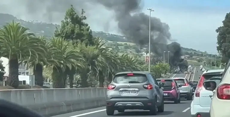 El incendio de un vehículo provoca un enorme atasco en la TF-5
