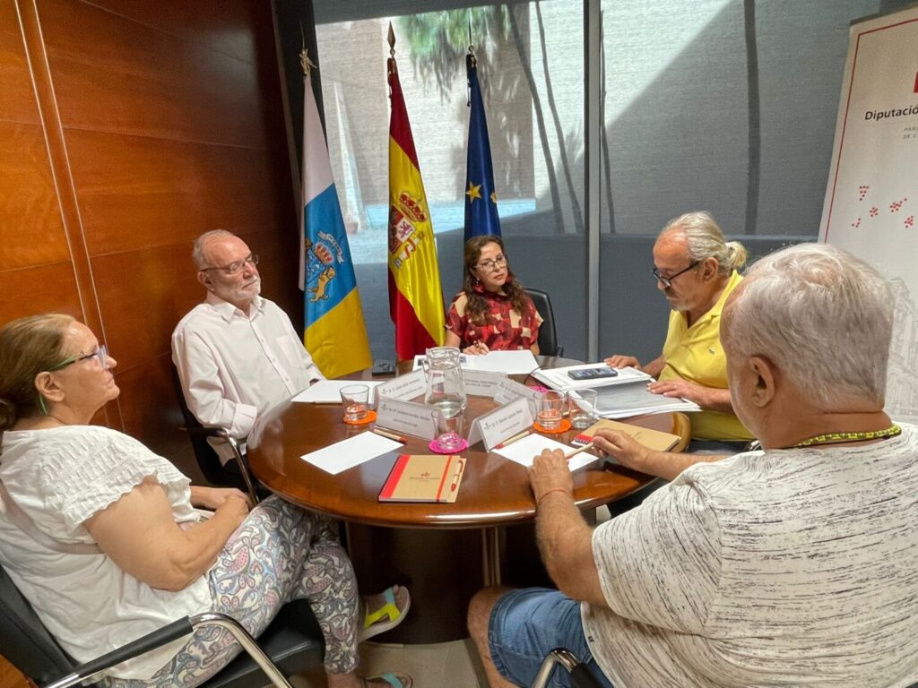 Momento de la reunión mantenida esta semana en la oficina de la Diputación del Común en Tenerife