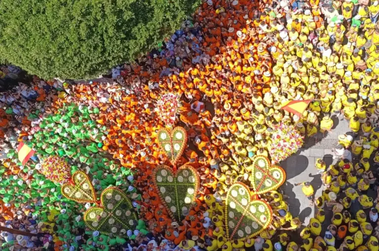Los Corazones llenan de tradición y color las calles de Tejina, en La Laguna