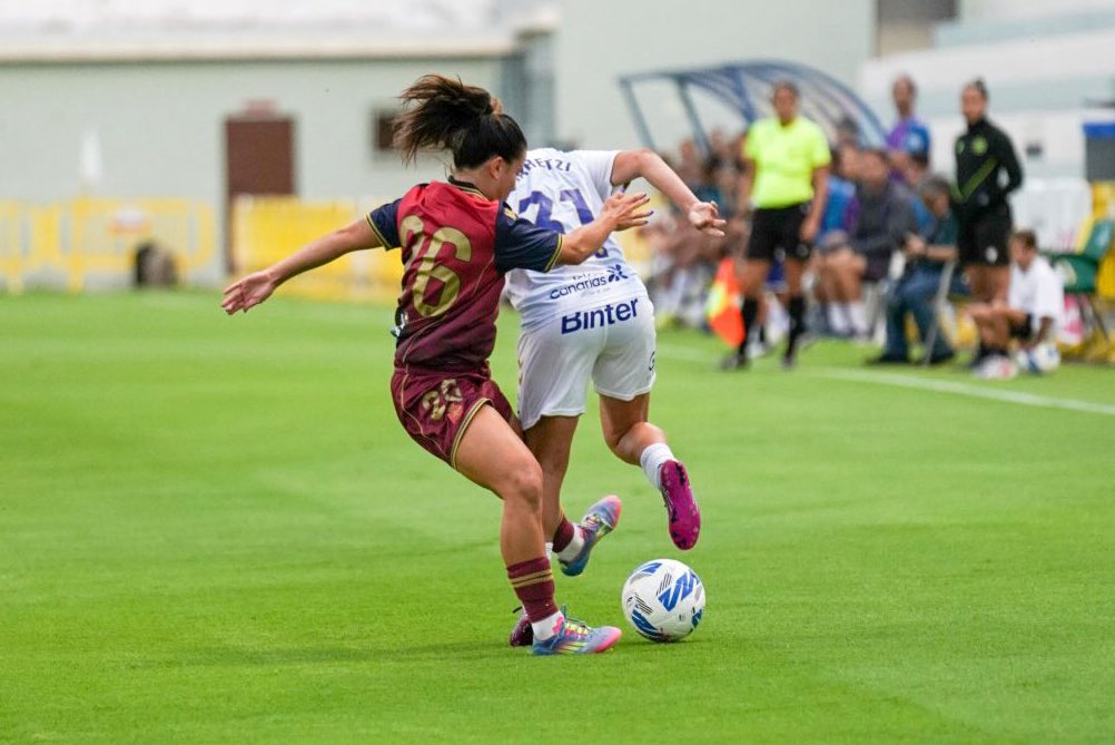 Lance del partido entre el Costa Adeje Tenerife y el Deportivo Abanca