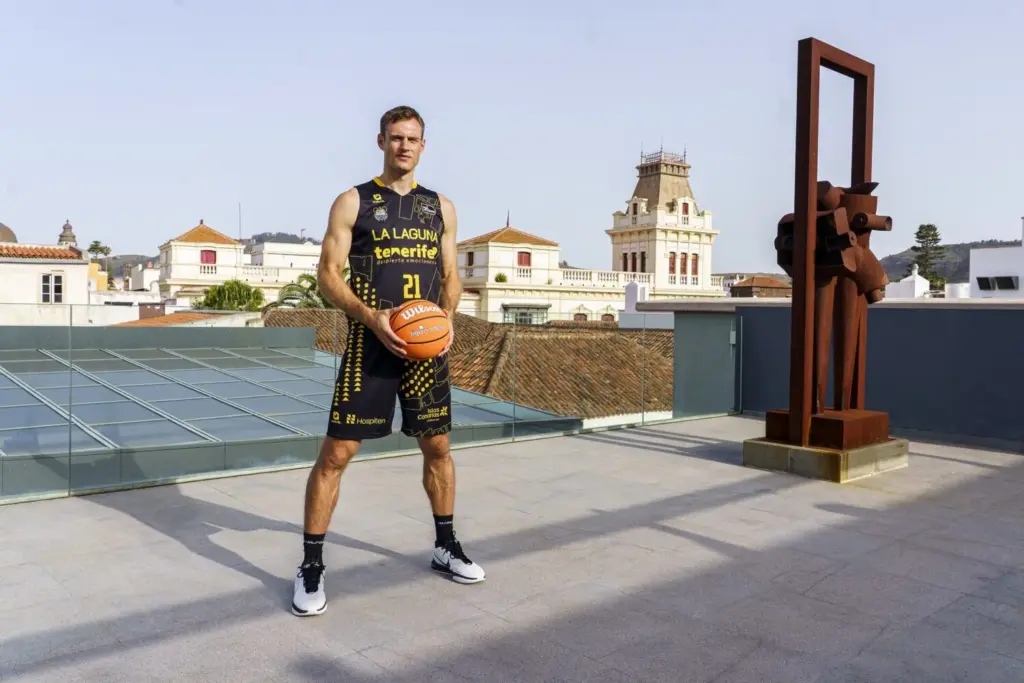 Nueva equipación de La Laguna tenerife para la temporada 25/26, inspirada en en el histórico plano de Leonardo Torriani