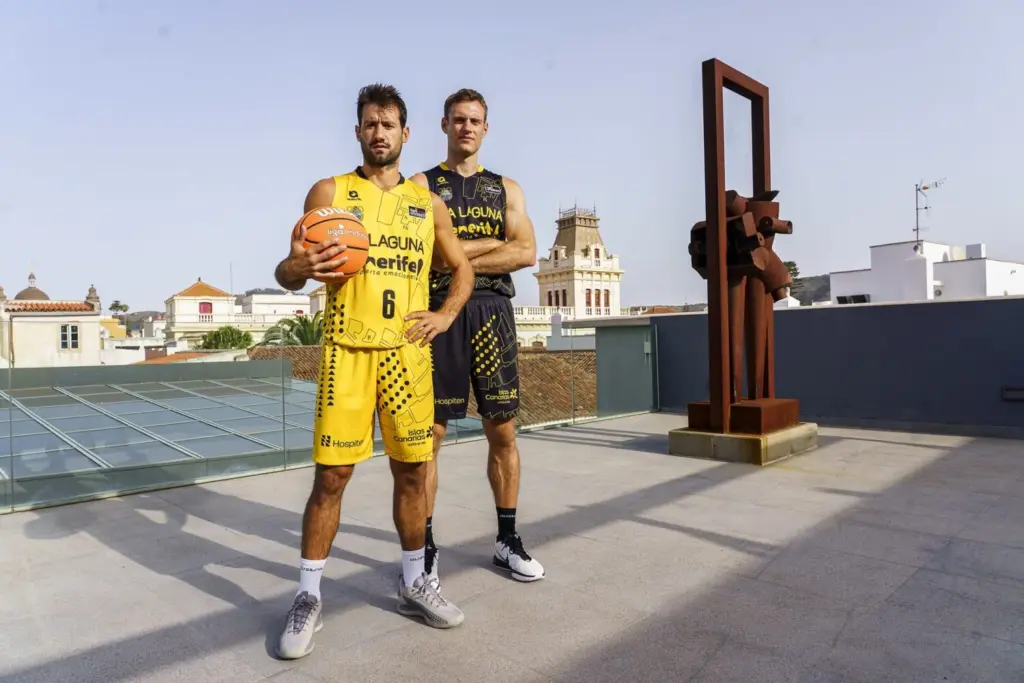 Nueva equipación de La Laguna tenerife para la temporada 25/26, inspirada en en el histórico plano de Leonardo Torriani