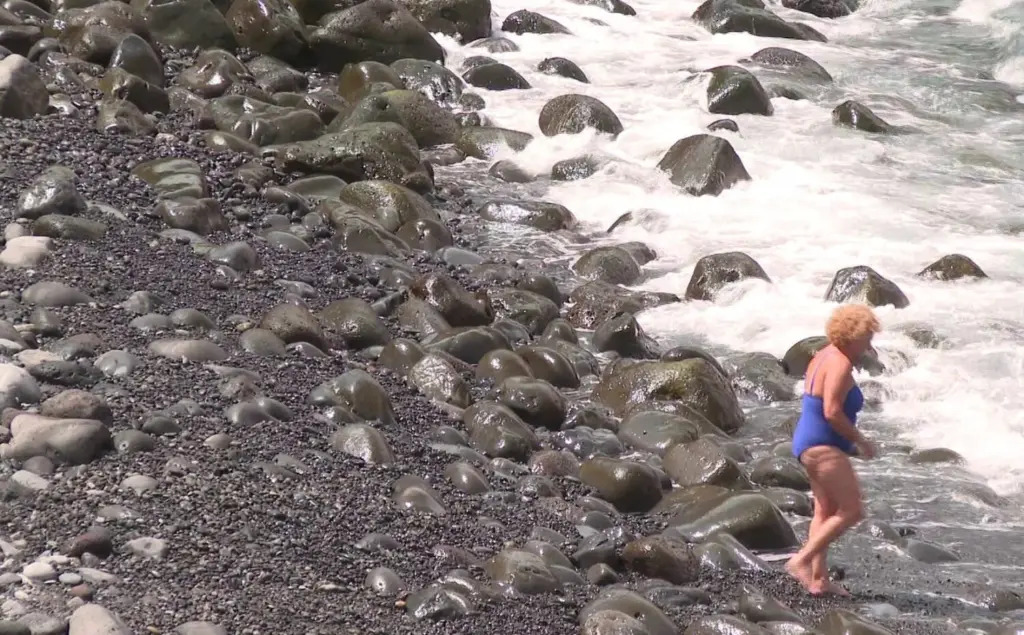 La presencia de piedras y la falta de arena dificulta el acceso al agua para los bañistas