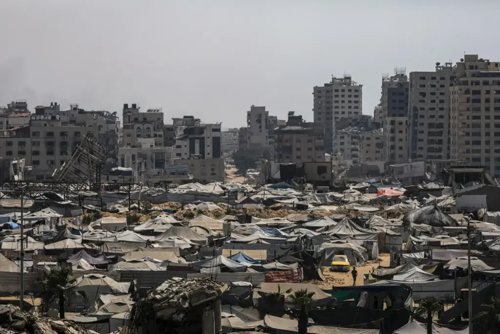 Una vista de las tiendas de campaña de los palestinos desplazados internos, que huyeron del este de la ciudad de Gaza y del norte de la Franja de Gaza, en el oeste de la ciudad de Gaza. EFE/MOHAMMED SABER