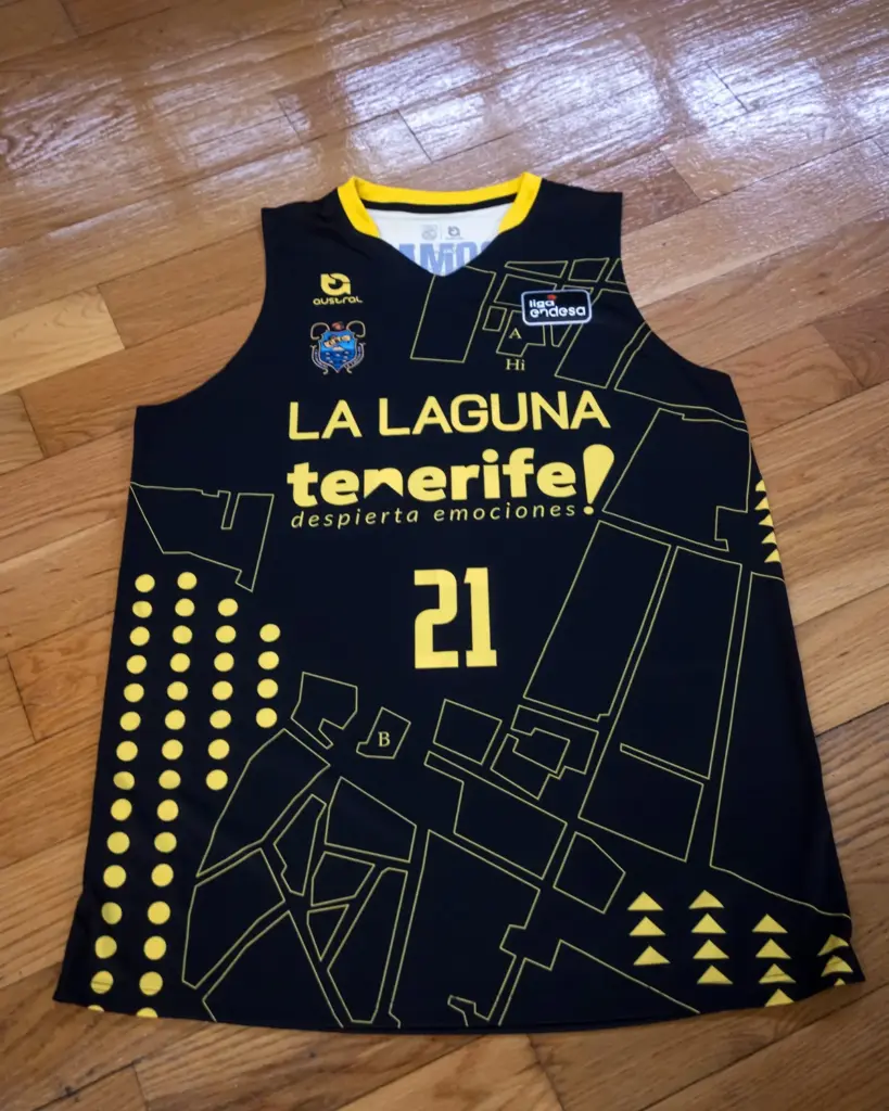 Nueva equipación de La Laguna tenerife para la temporada 25/26, inspirada en en el histórico plano de Leonardo Torriani
