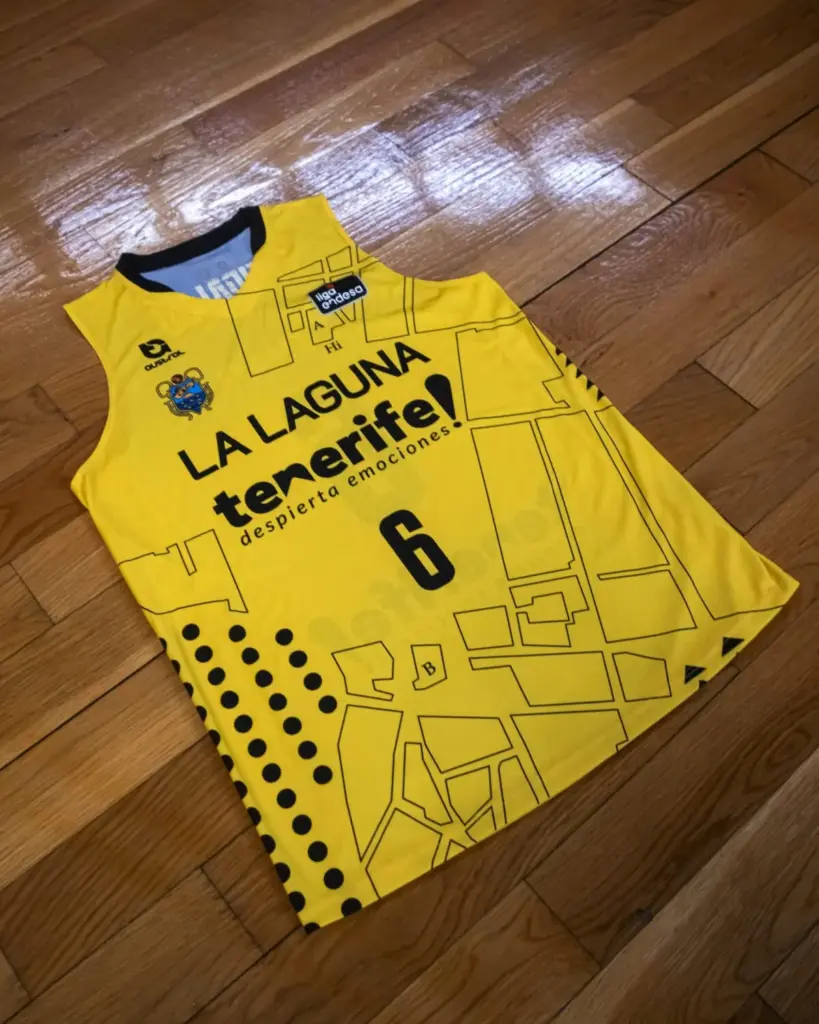 Nueva equipación de La Laguna tenerife para la temporada 25/26, inspirada en en el histórico plano de Leonardo Torriani