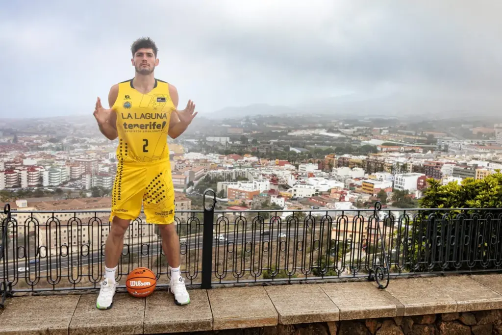 Nueva equipación de La Laguna tenerife para la temporada 25/26, inspirada en en el histórico plano de Leonardo Torriani