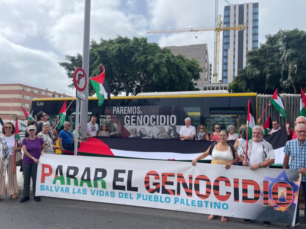 Una de las guaguas municipales de la capital grancanaria circula desde hoy con el rotulo "Paremos el Genocidio. Solidaridad con Palestina”