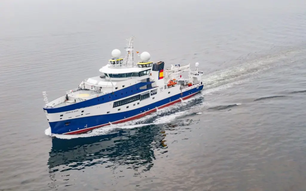 El buque Odón de Buen surcando las aguas de Canarias