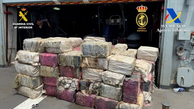 Interceptan un barco con 3 toneladas de cocaína al oeste de Canarias