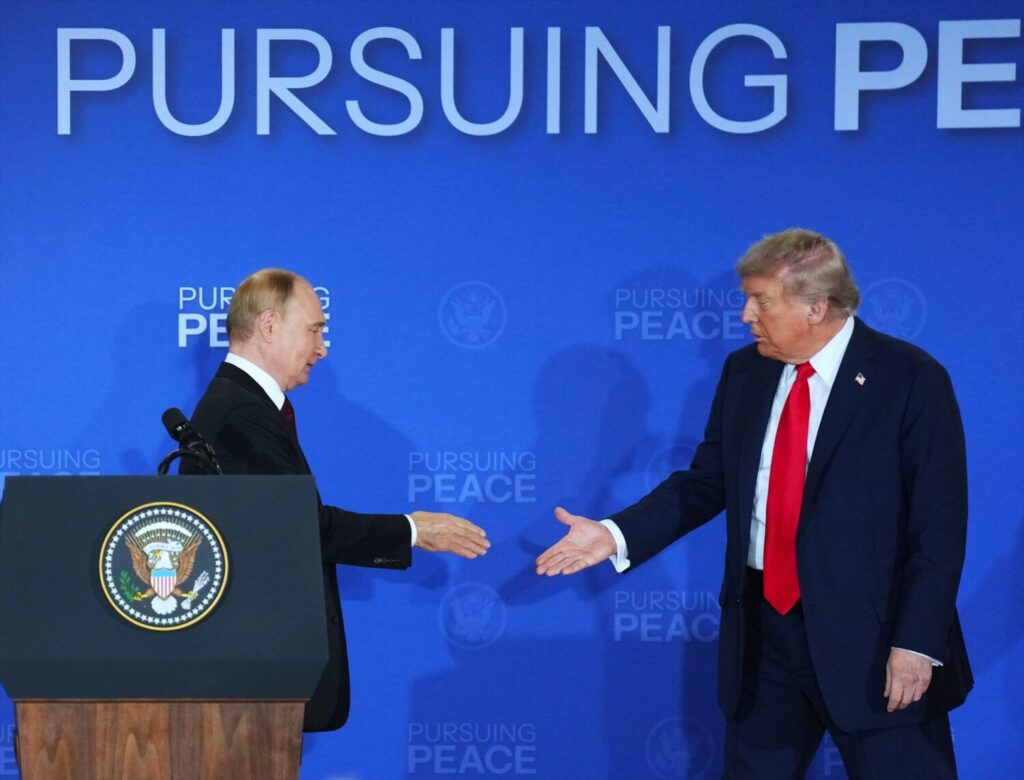 Donald Trump y Vladimir Putin tras su comparecencia ante los medios de comunicación en Alaska