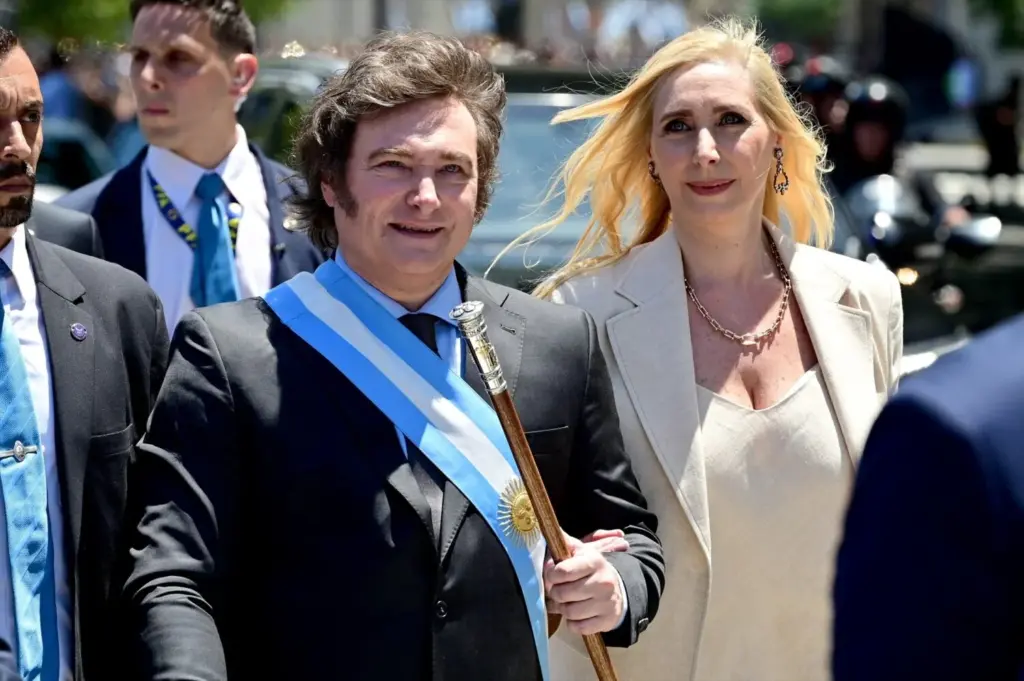 El presidente de Argentina, Javier Milei, y la secretaria de la Presidencia, su hermana Karina Milei, han sido denunciados este miércoles junto a otras tres personas por una presunta trama de corrupción relacionada con el aprovisionamento de medicamentos